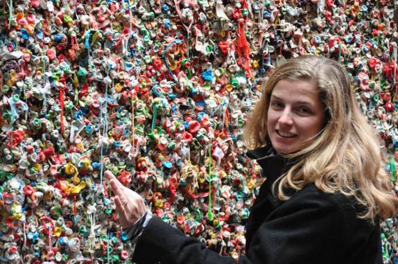 Apenas fingindo que vai colocar mais um chiclete nessa parede nojenta, em teatro de Seattle, no estado de Washington, nos Estados Unidos